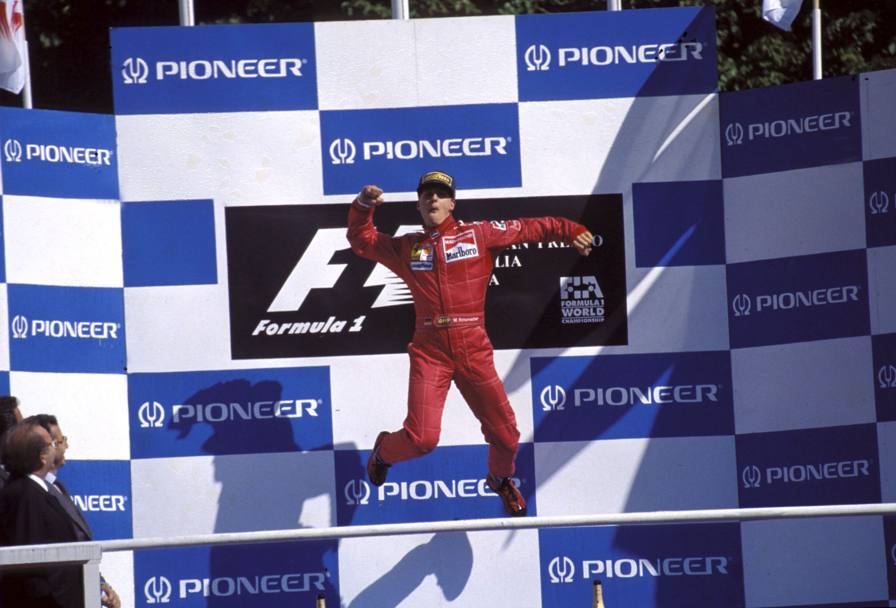 1996: Michael Schumacher festeggia sul podio la prima vittoria nel Gp d’Italia con la Ferrari (Ercole Colombo)